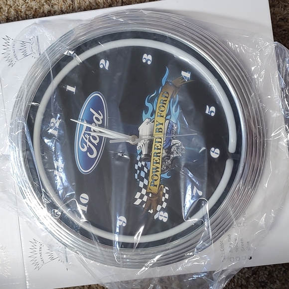 🕰️ NEW Neonetics FORD neon lighted clock - Picture 2 of 8